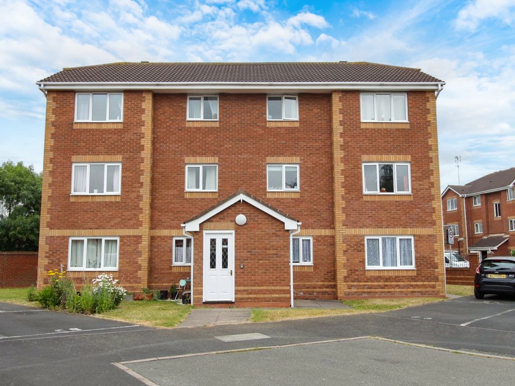 2 bed flat for sale in Exeter Drive, Tamworth B79, £119,950