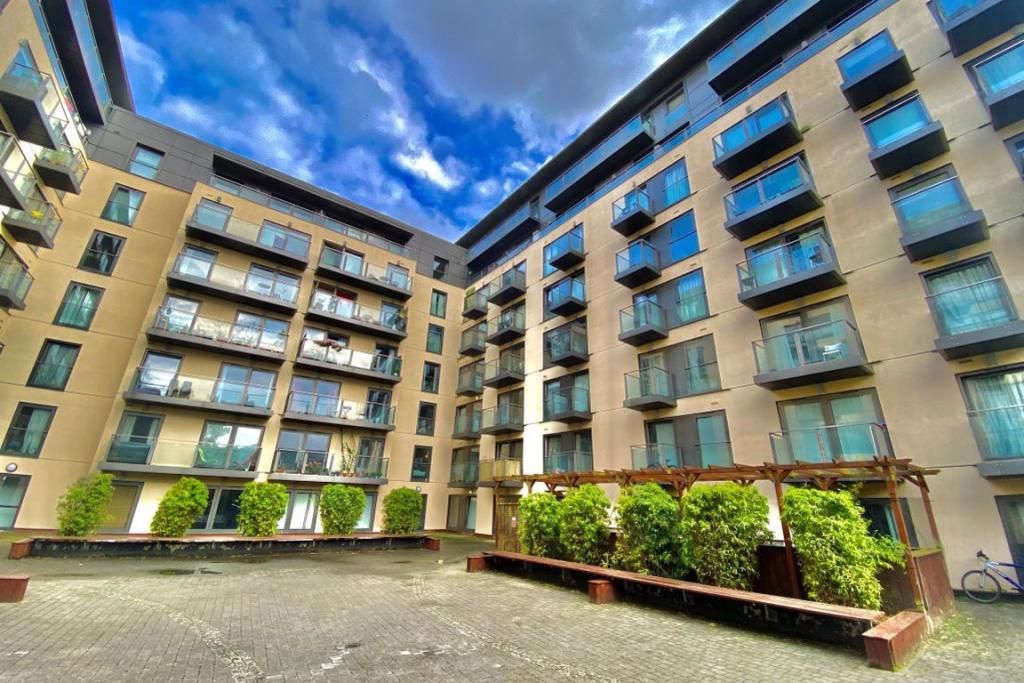 2 bed flat for sale in High Street, Slough SL1, £275,000