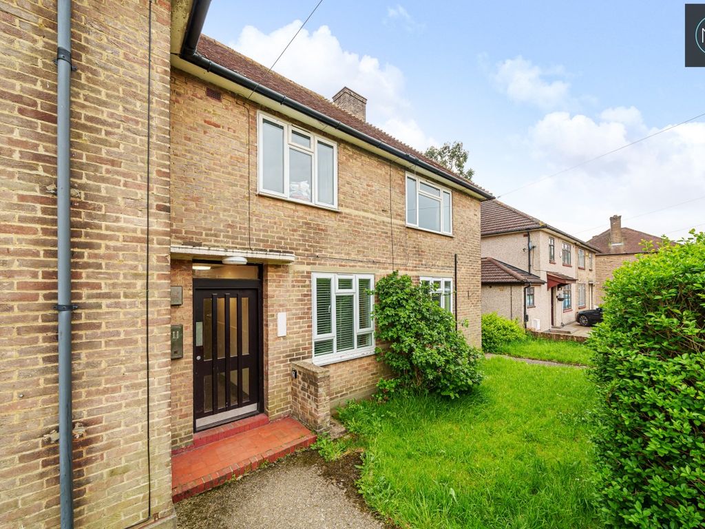 1 bed flat for sale in Lushes Road, Loughton, Essex IG10, £260,000
