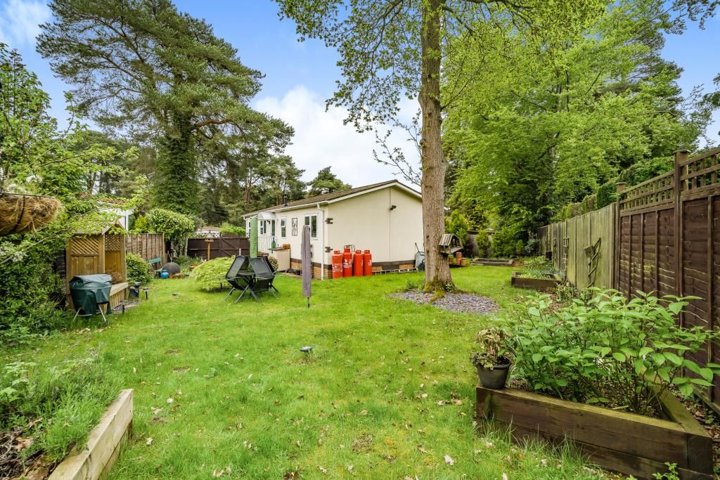 2 bed mobile/park home for sale in Finchampstead, Wokingham, Berkshire RG40, £250,000