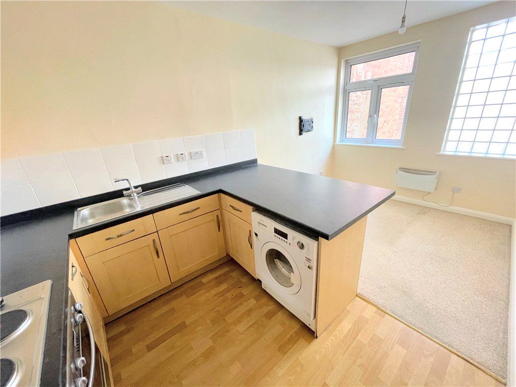 2 bed flat for sale in Broad Street, Worcester, Worcestershire WR1, £90,000