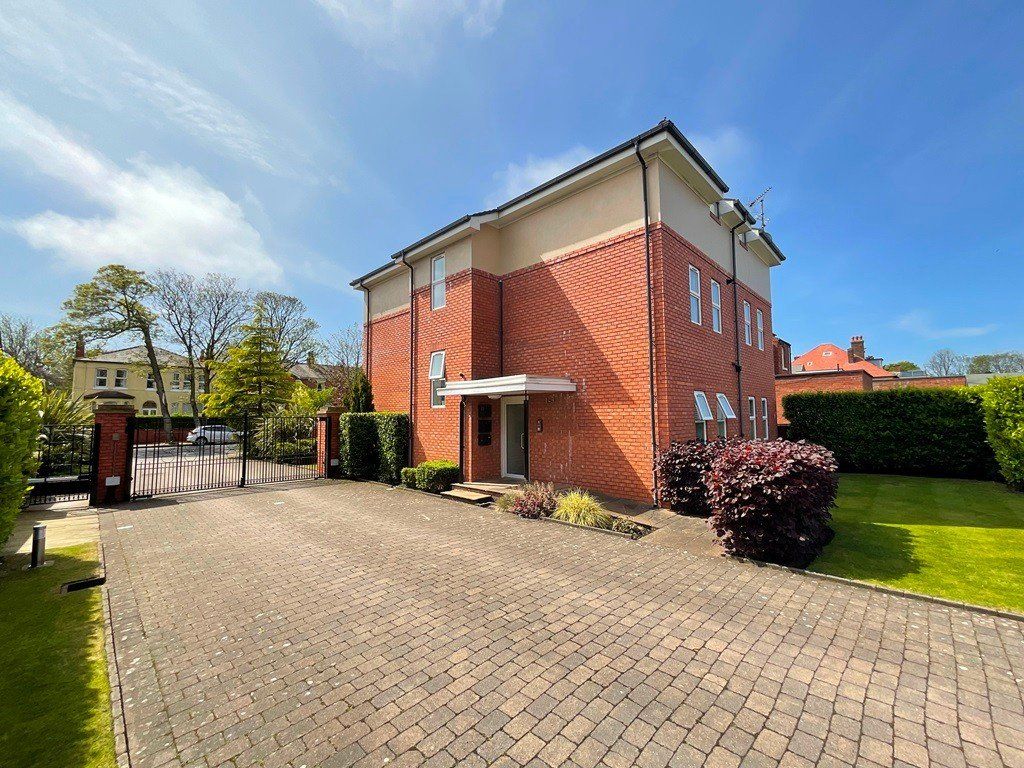 2 bed penthouse for sale in Willow Park, Aughton Road, Birkdale, Southport PR8, £190,000