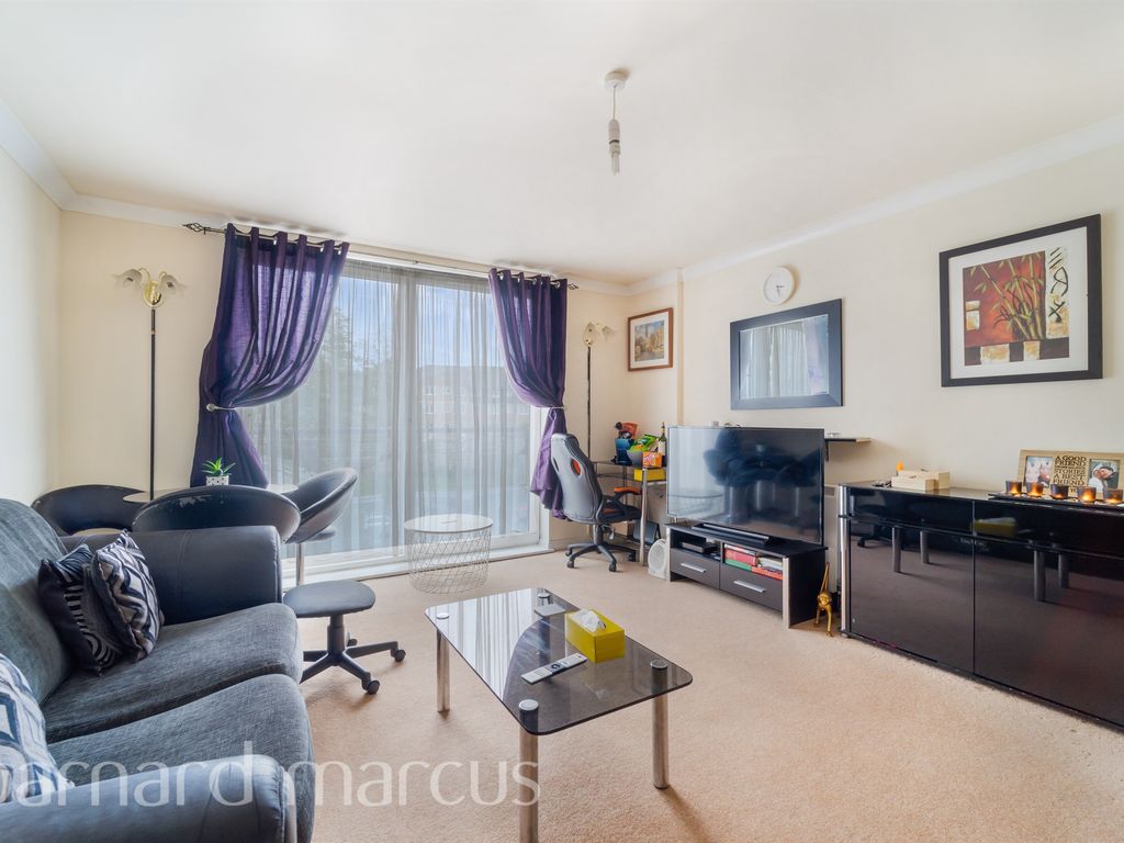 1 bed flat for sale in Bedfont Lane, Feltham TW13, £100,000