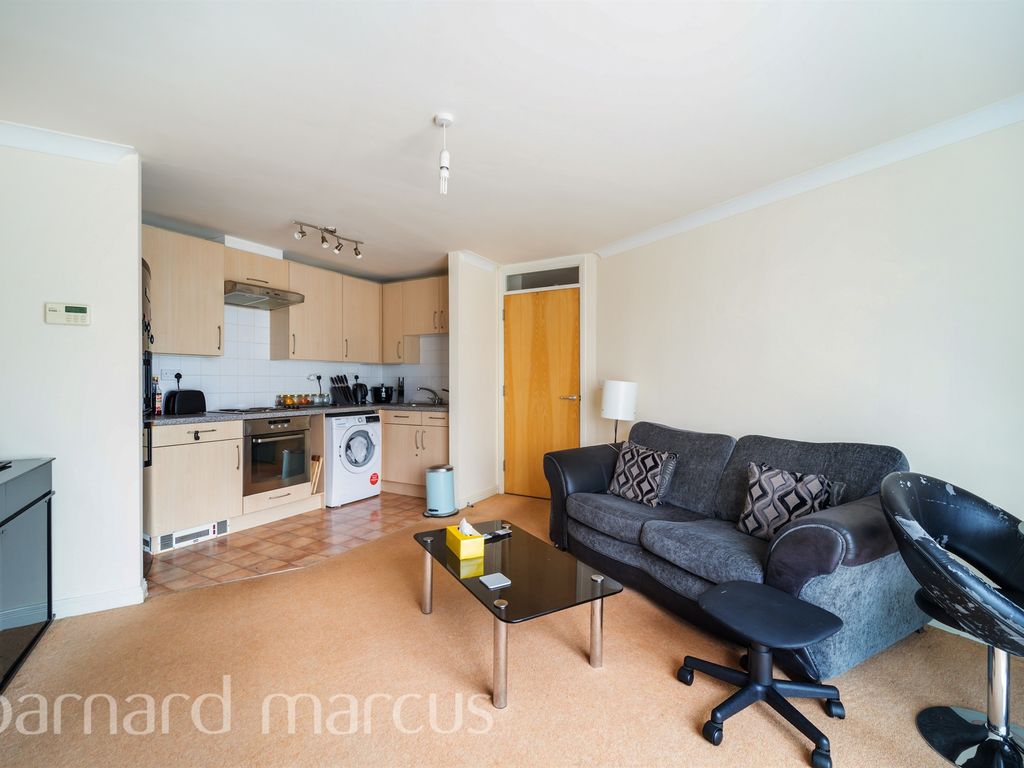 1 bed flat for sale in Bedfont Lane, Feltham TW13, £100,000