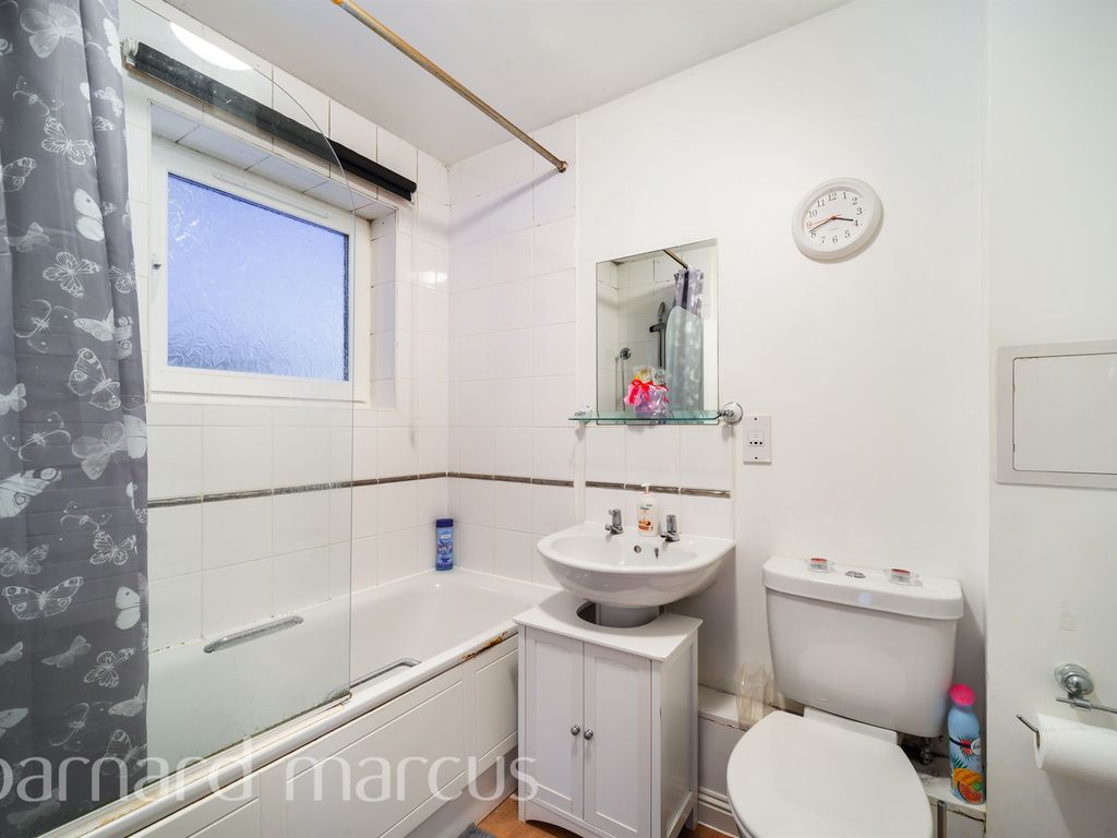 1 bed flat for sale in Bedfont Lane, Feltham TW13, £100,000