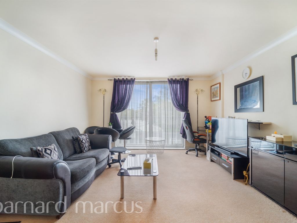 1 bed flat for sale in Bedfont Lane, Feltham TW13, £100,000