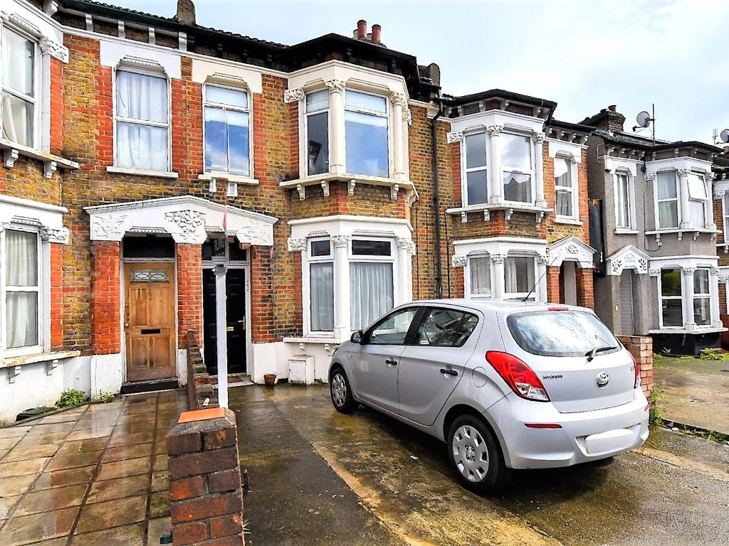 1 bed flat for sale in Whitehorse Lane, South Norwood, London SE25, £260,000
