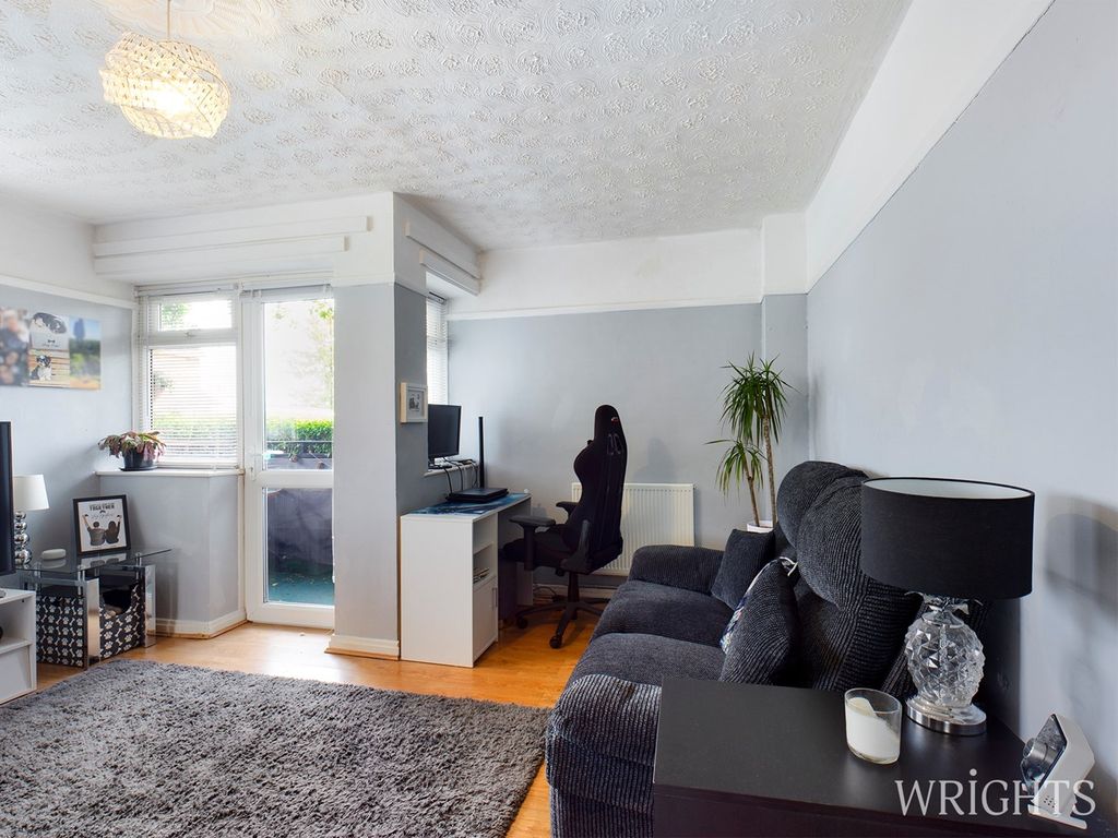 1 bed flat for sale in Windsor Road, Welwyn AL6, £200,000