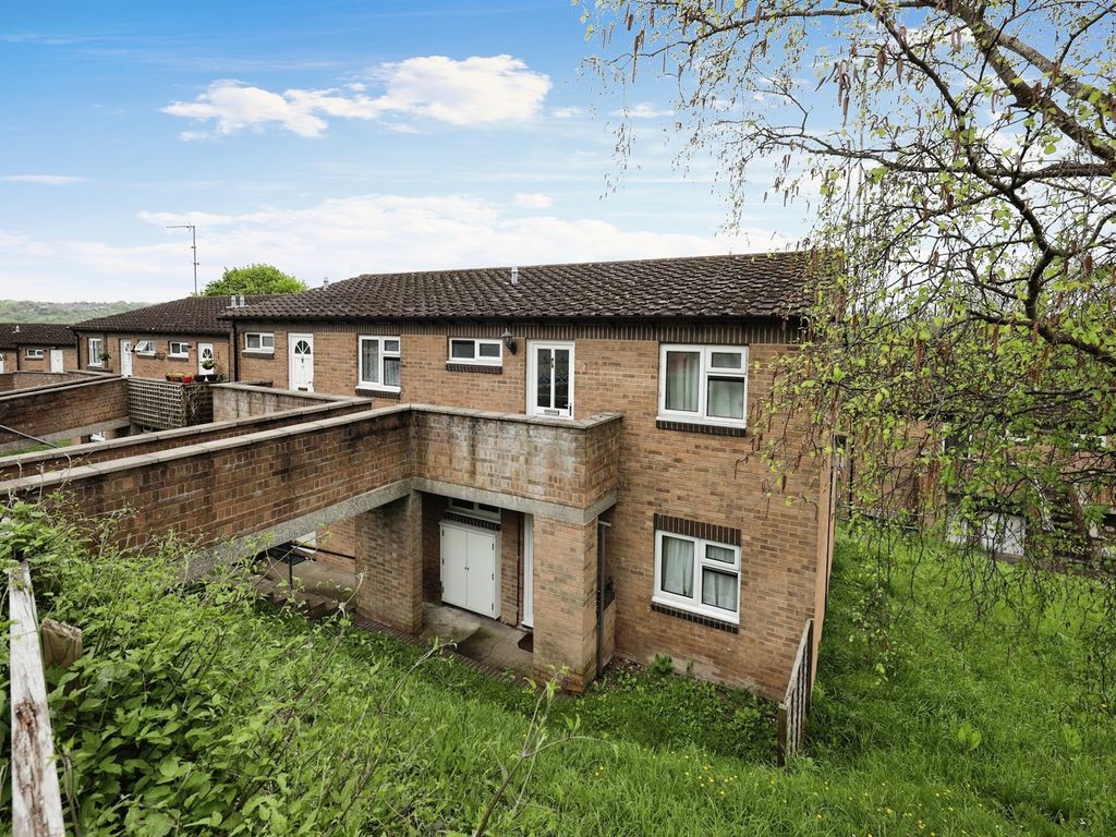 1 bed maisonette for sale in Cotswold Way, High Wycombe HP13, £165,000