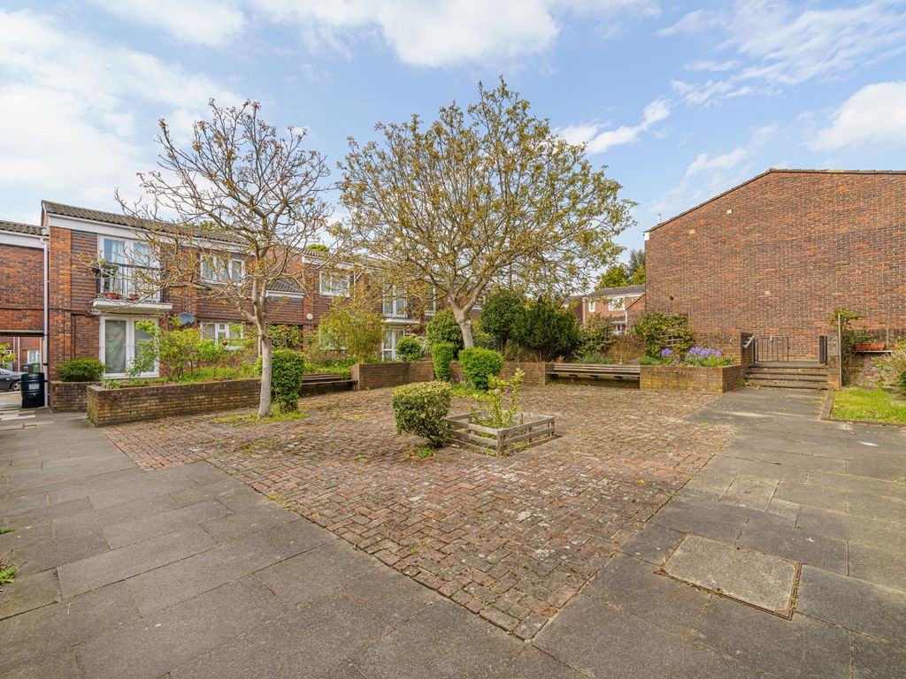 1 bed flat for sale in Ambleside, Bromley BR1, £235,000