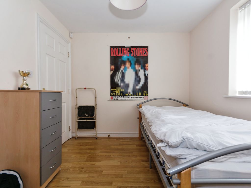 2 bed flat for sale in Maypole Close, Birmingham B14, £140,000