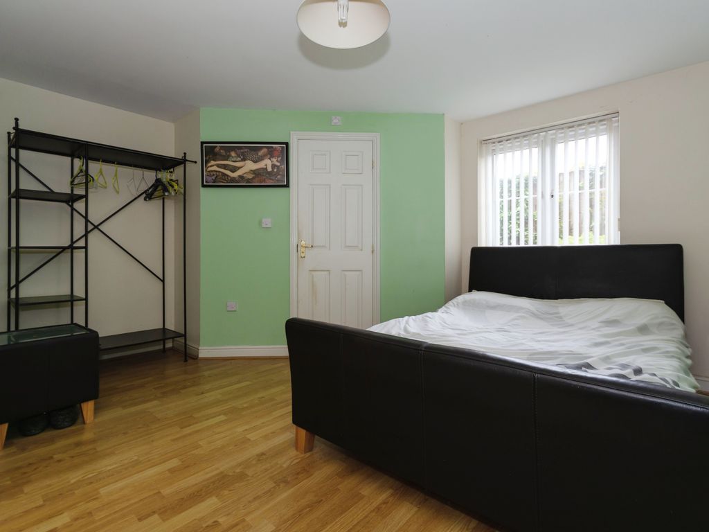 2 bed flat for sale in Maypole Close, Birmingham B14, £140,000