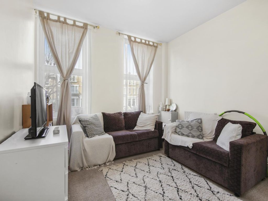 1 bed flat for sale in The Avenue, London W13, £295,000