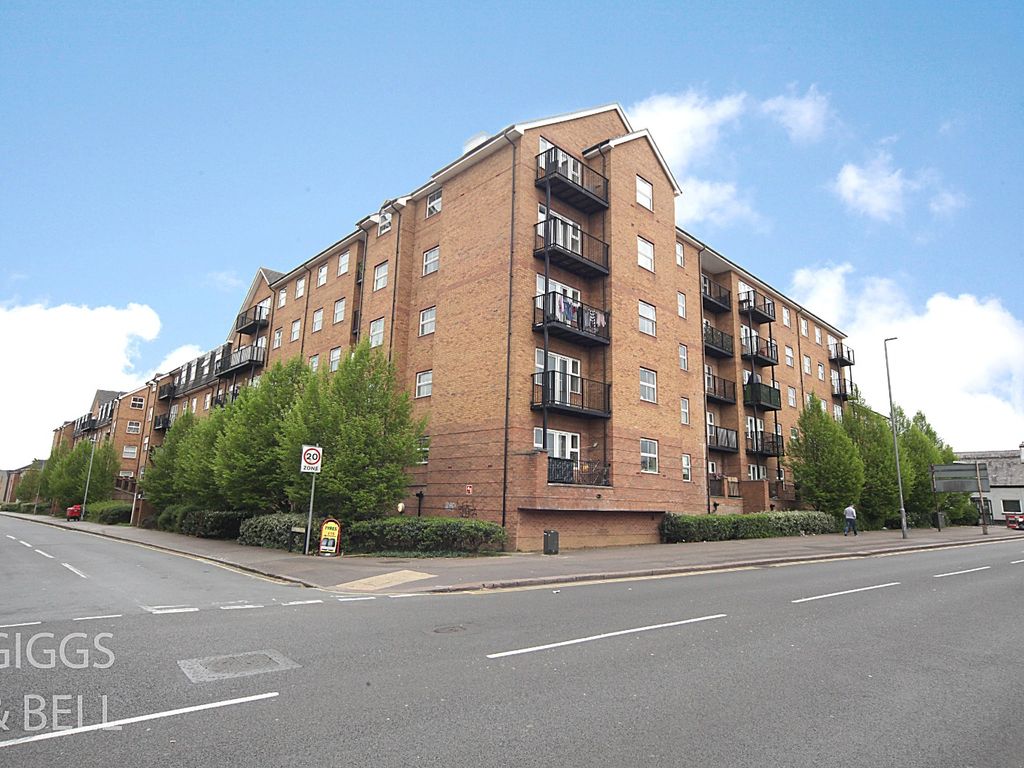 2 bed flat for sale in Holly Street, Luton, Bedfordshire LU1, £160,000