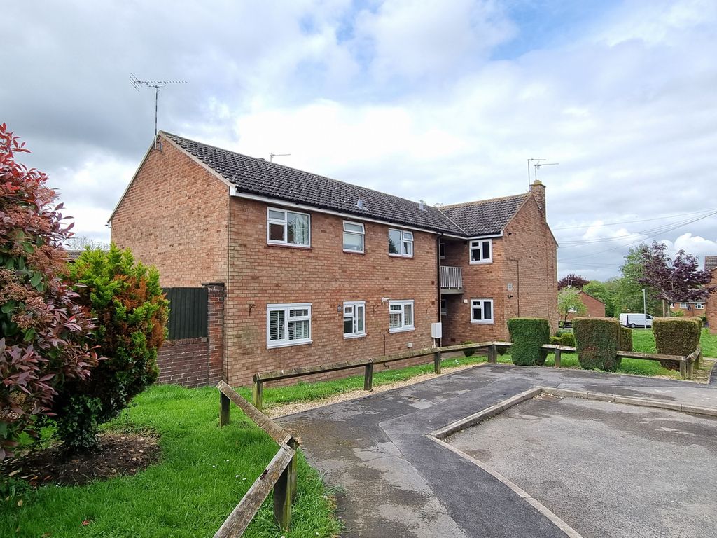 2 bed flat for sale in Sitwell Avenue, Long Itchington CV47, £140,000