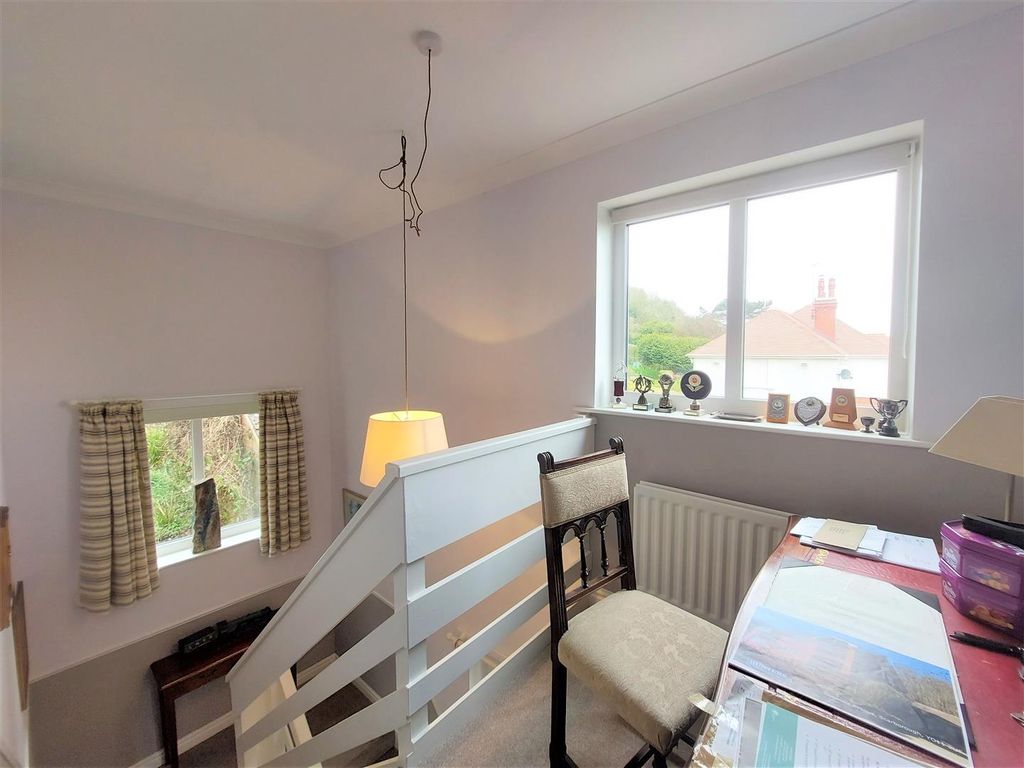 2 bed flat for sale in Deepdale Avenue, Scarborough YO11, £245,000