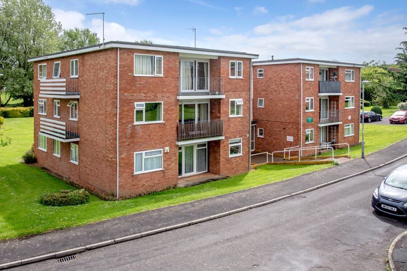 2 bed flat for sale in Windsor Close, Taunton TA1, £180,000
