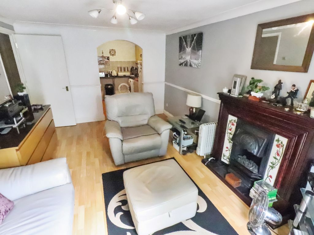 1 bed flat for sale in Erith Road, Belvedere, Kent DA17, £180,000