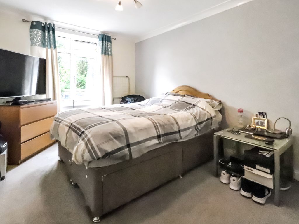 1 bed flat for sale in Erith Road, Belvedere, Kent DA17, £180,000