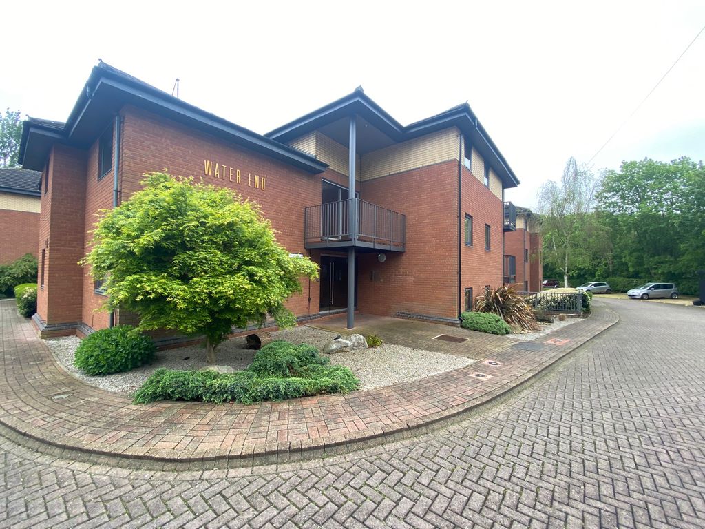 2 bed flat for sale in Thorpe Meadows, Peterborough PE3, £170,000
