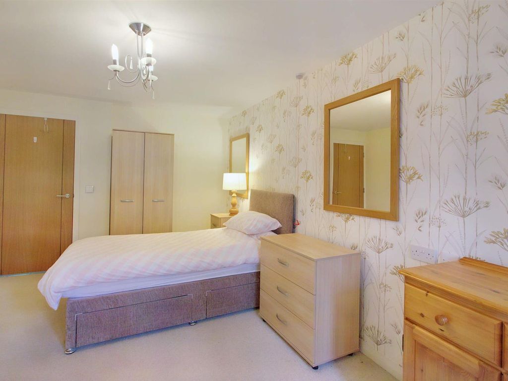 2 bed flat for sale in Malpas Court, Northallerton DL7, £165,000