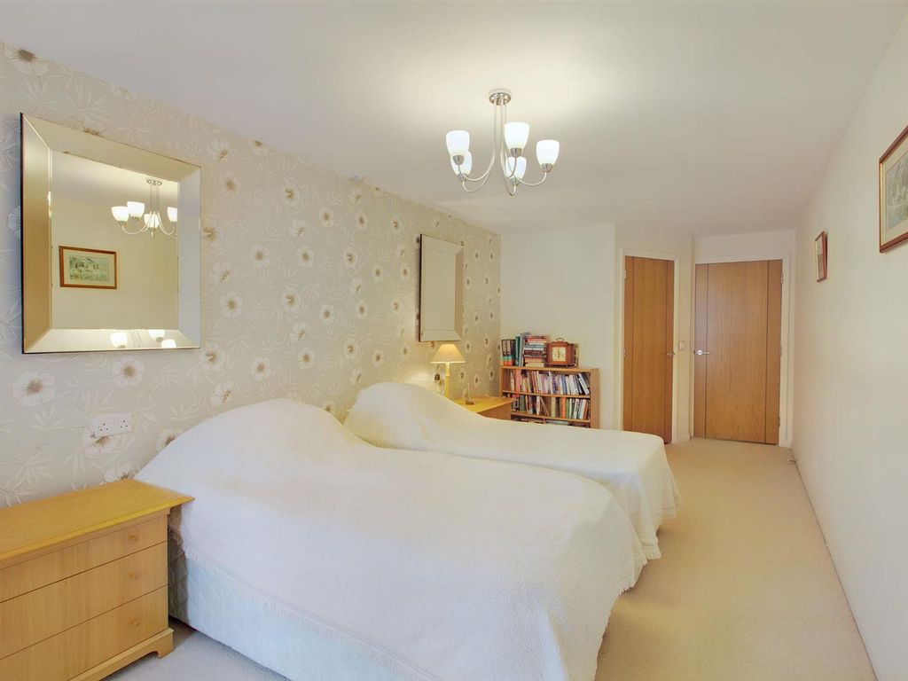 2 bed flat for sale in Malpas Court, Northallerton DL7, £165,000