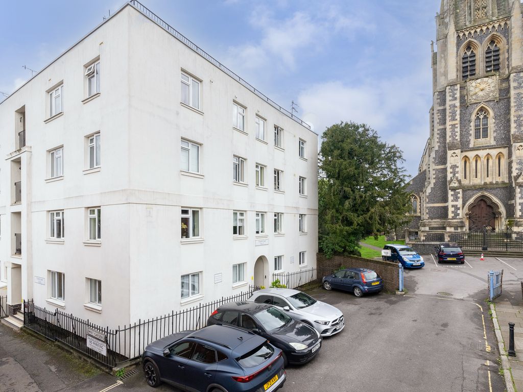 2 bed flat for sale in Church Street, Dorking RH4, £270,000
