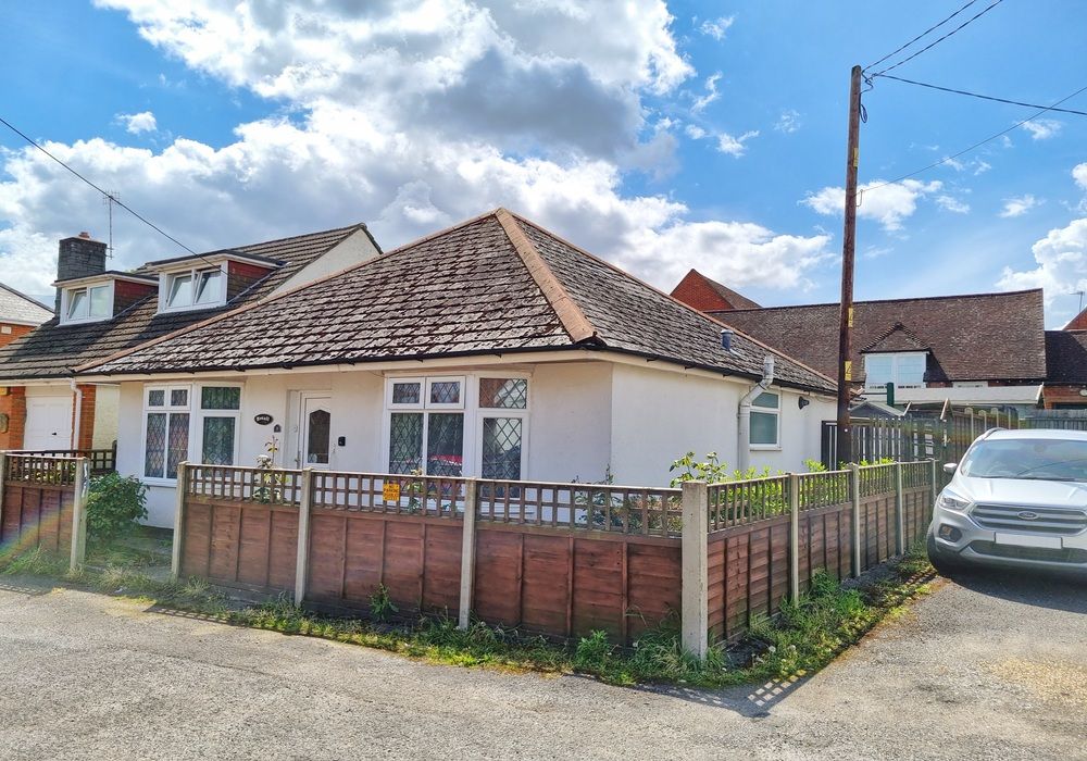 2 bed bungalow for sale in Hymans Way, Southampton SO40, £280,000