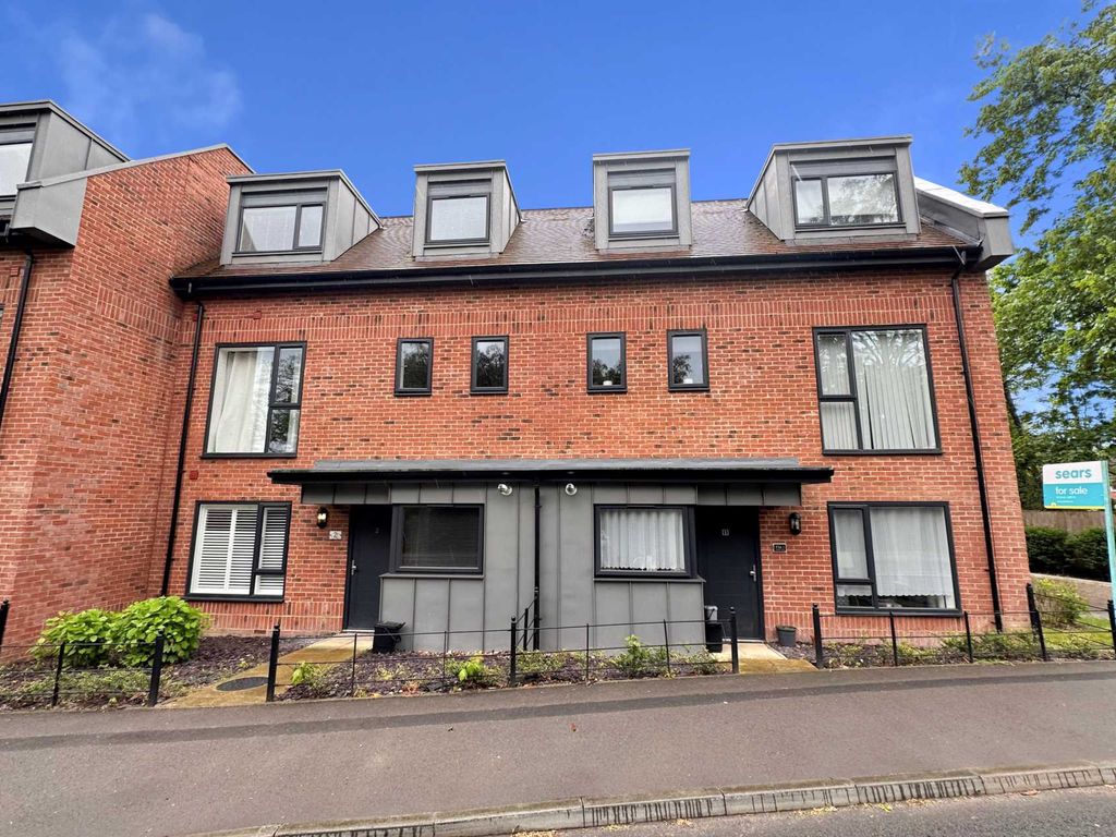 2 bed flat for sale in Broad Lane, Bracknell RG12, £260,000