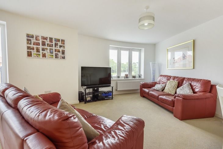 2 bed flat for sale in Potter Crescent, Wokingham, Berkshire RG41, £138,000