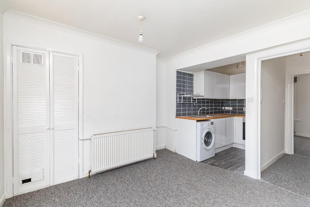 1 bed flat for sale in Western Street, Brighton BN1, £200,000