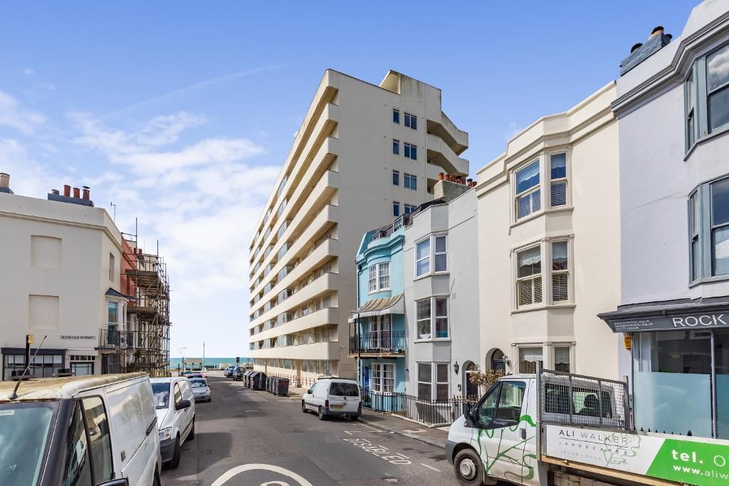 1 bed flat for sale in Western Street, Brighton BN1, £200,000