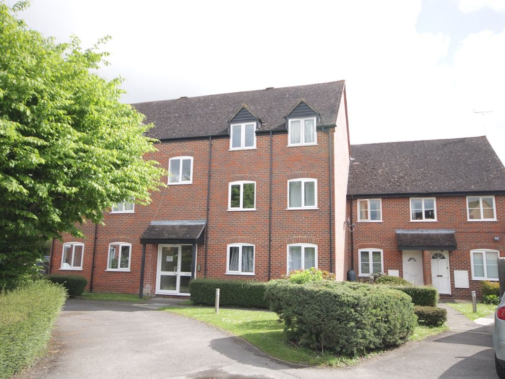 2 bed flat for sale in Crawford Place, Newbury RG14, £169,995