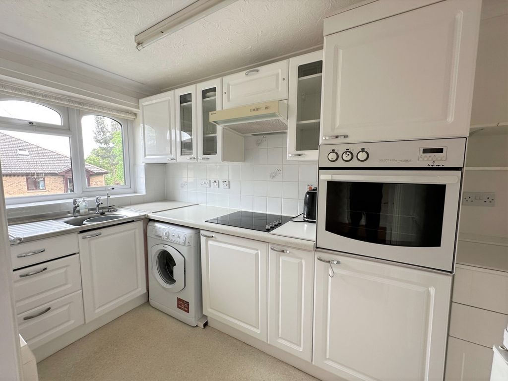 2 bed flat for sale in St Christophers Gardens, Ascot SL5, £185,000