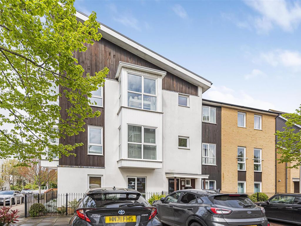 2 bed flat for sale in Lindisfarne Way, Reading RG2, £290,000