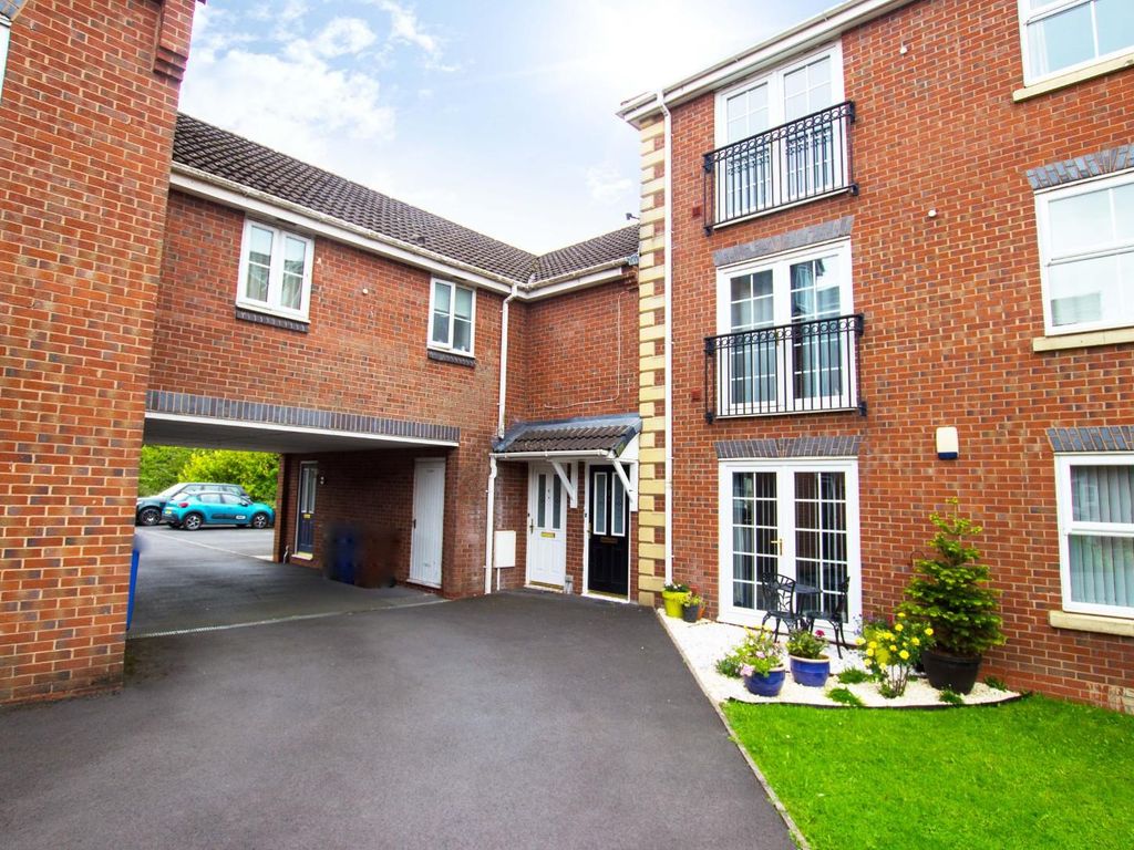2 bed flat for sale in Goldfinch Court, Chorley PR7, £95,000