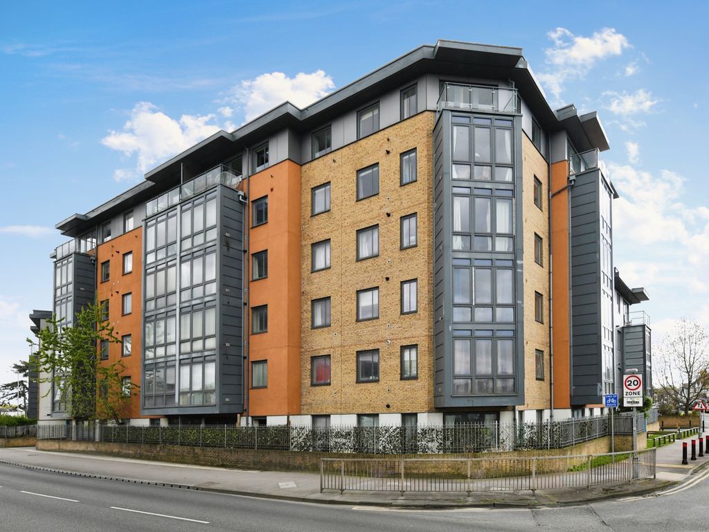 2 bed flat for sale in Lynmouth Avenue, Chelmsford CM2, £275,000