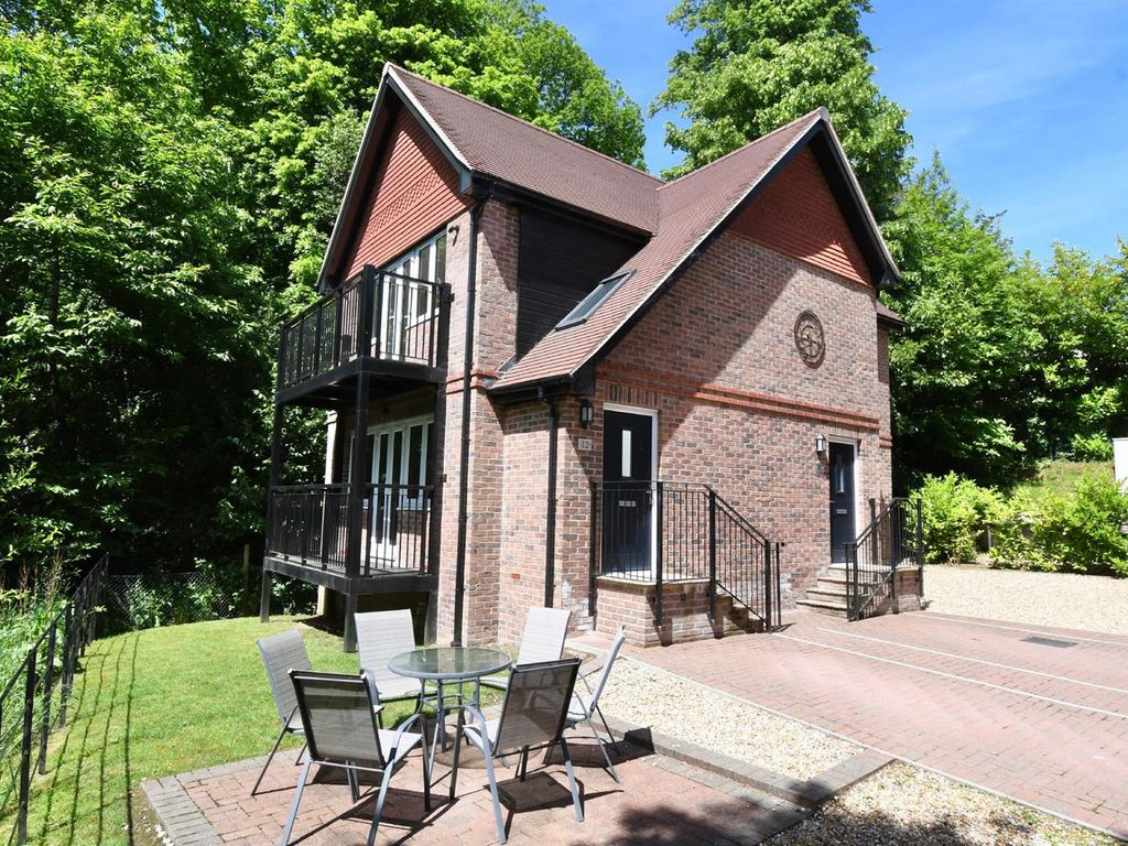 1 bed flat for sale in Lower Hanger, Haslemere GU27, £239,500