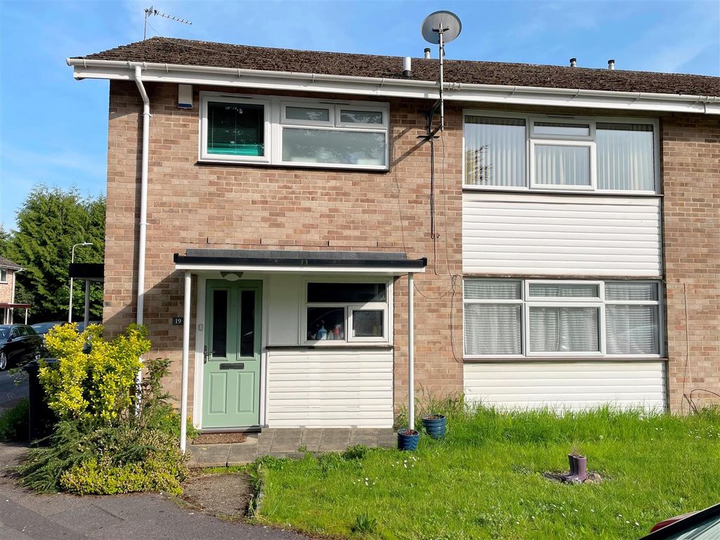 2 bed flat for sale in Speen Hill Close, Newbury RG14, £209,950