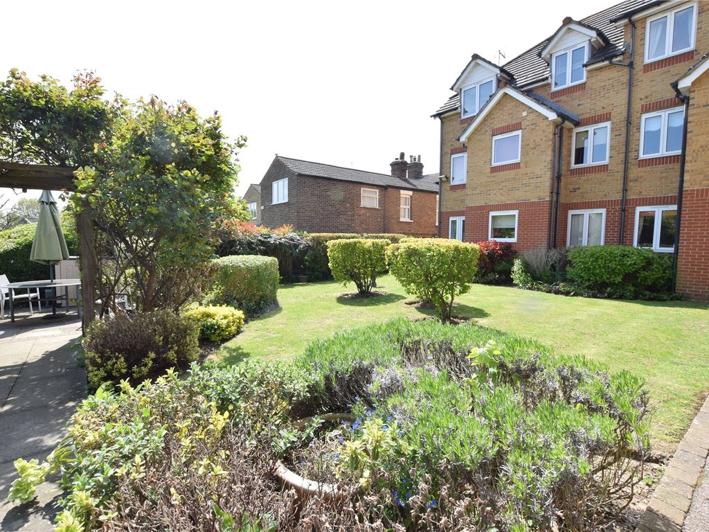 1 bed flat for sale in Junction Road, Romford RM1, £175,000