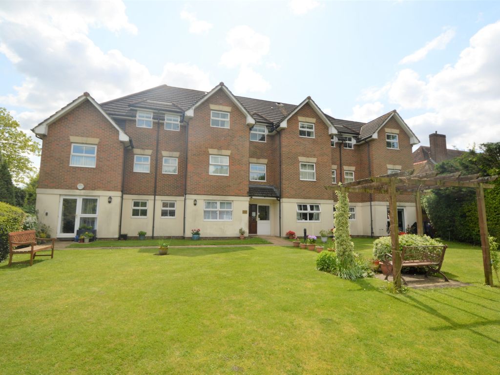 2 bed property for sale in Guildford Road, Lightwater GU18, £200,000