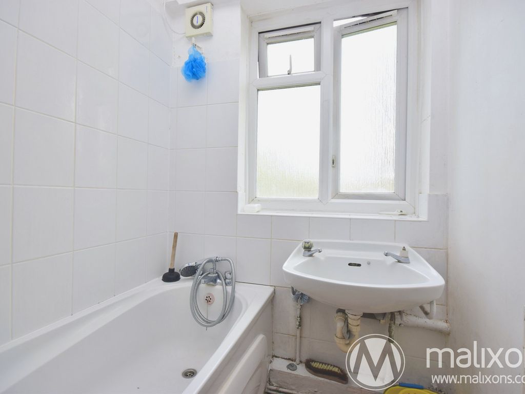 2 bed flat for sale in Holmewood Gardens, London SW2, £290,000
