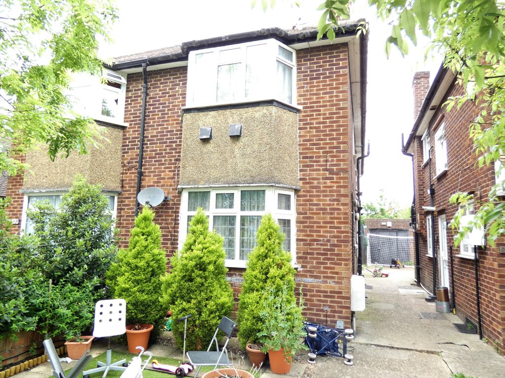 2 bed maisonette for sale in Staines Road, Bedfont, Feltham TW14, £185,000