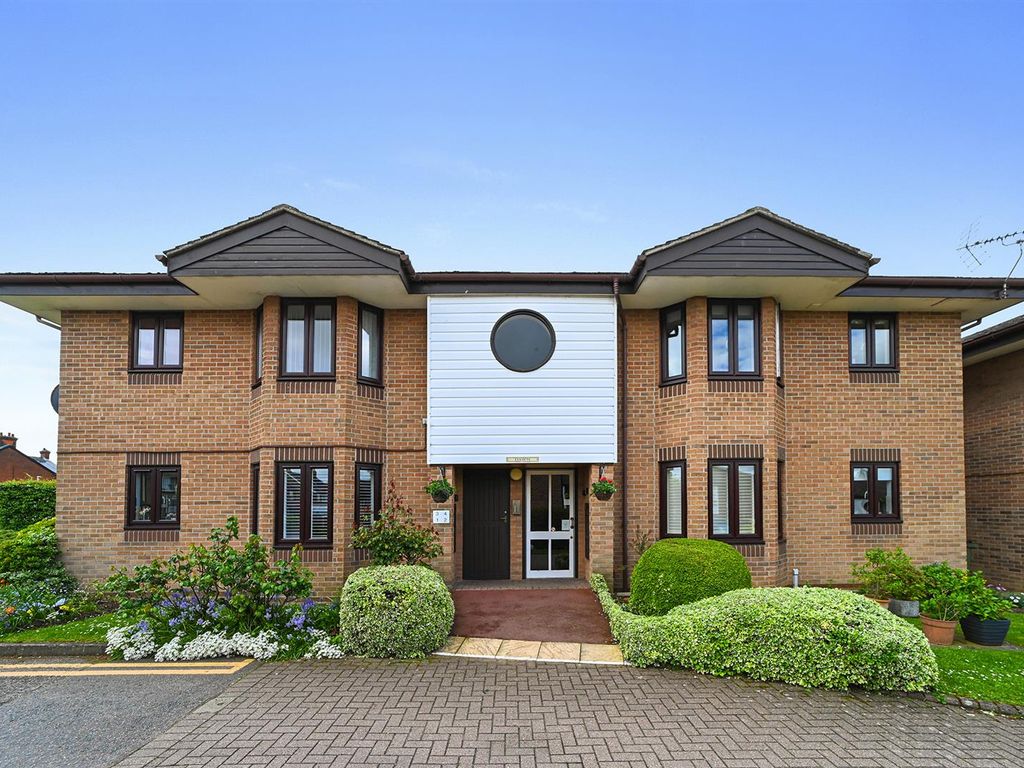 2 bed flat for sale in Swan Court, Mistley, Manningtree CO11, £120,000
