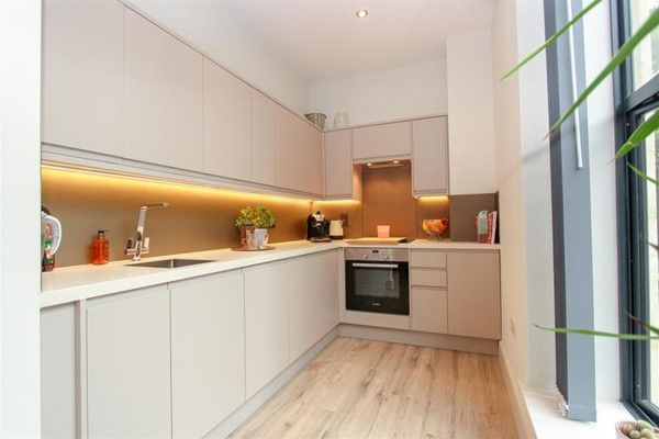 1 bed flat for sale in Nixey Close, Slough SL1, £224,950