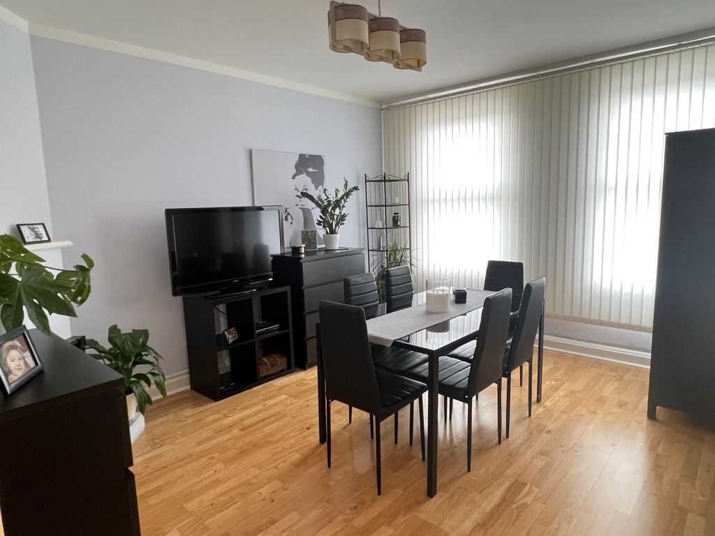 2 bed flat for sale in School Road, Hounslow TW3, £290,000