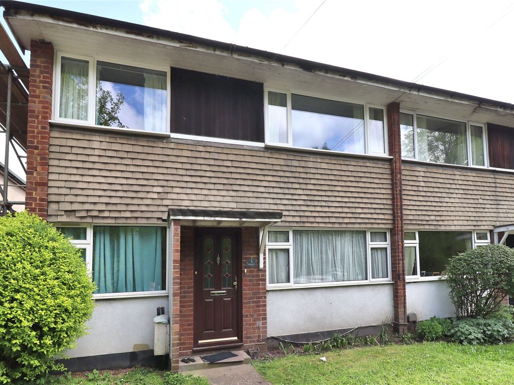 2 bed maisonette for sale in Woking, Surrey GU21, £275,000