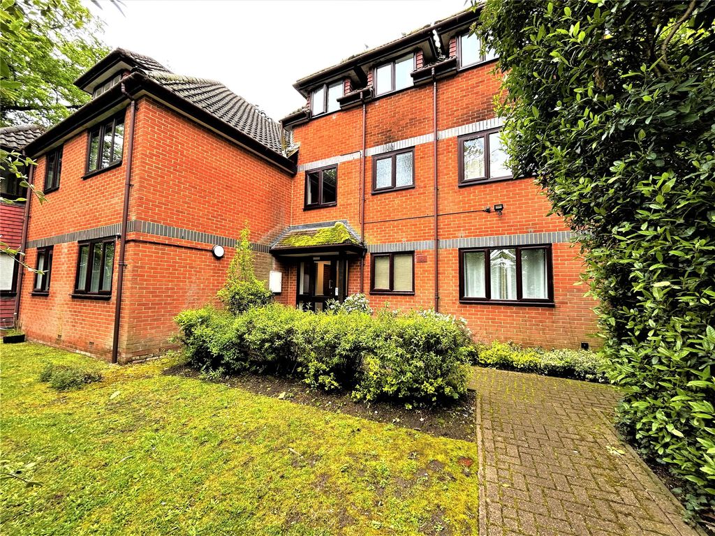 1 bed flat for sale in Crowthorne Lodge, Crowthorne Road, Bracknell, Berkshire RG12, £165,000