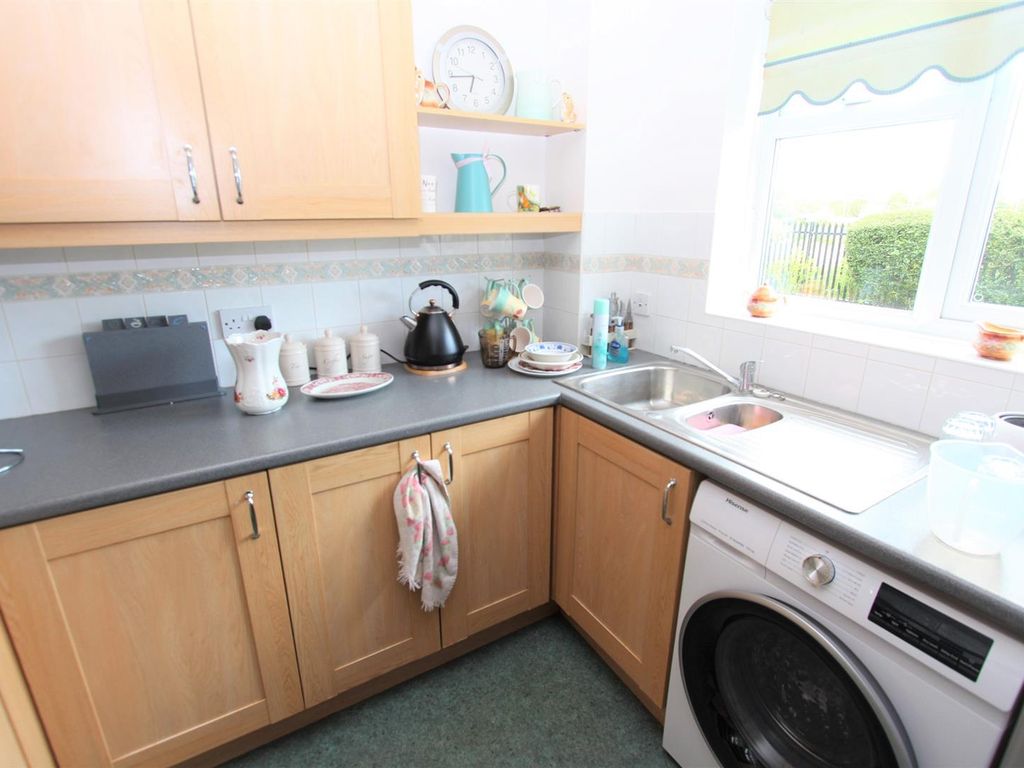2 bed flat for sale in Chelwood Close, London E4, £205,000