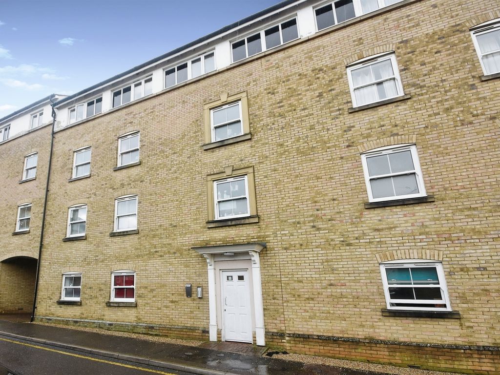 2 bed flat for sale in Wickham Crescent, Braintree CM7, £180,000